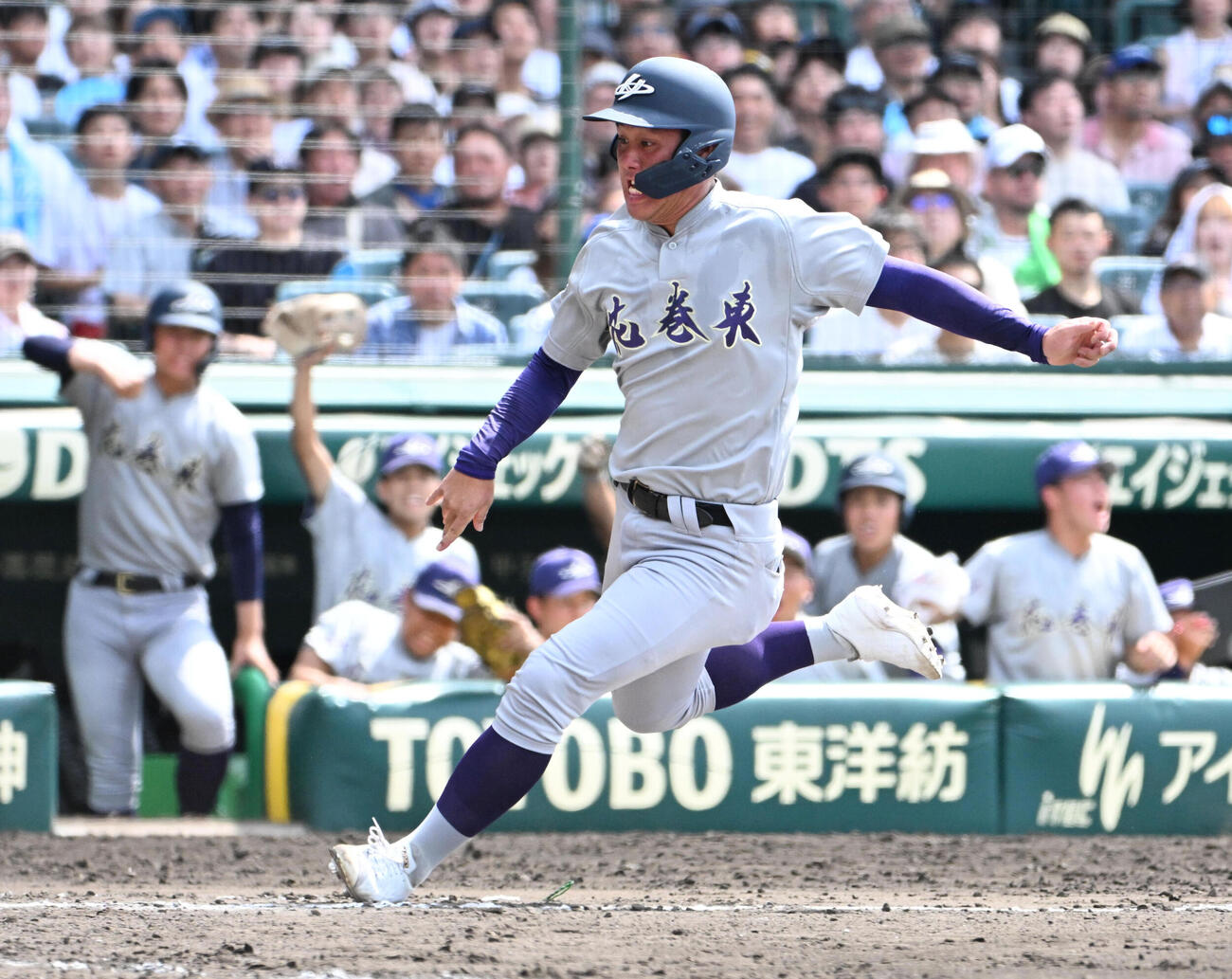 新田対花巻東　8回表花巻東1死三塁、打者萬谷堅心の時。右飛からの送球間に生還する赤間史弥（撮影・石井愛子）
