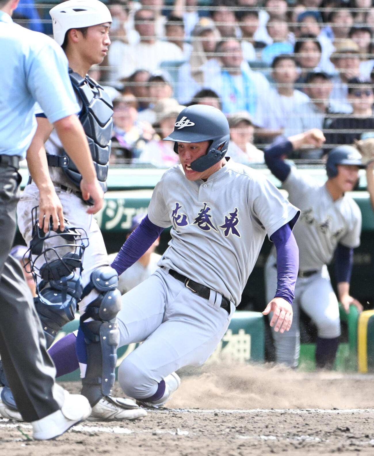 新田対花巻東　8回表花巻東1死三塁、打者萬谷堅心の時。右飛からの送球間に生還する赤間史弥（撮影・石井愛子）