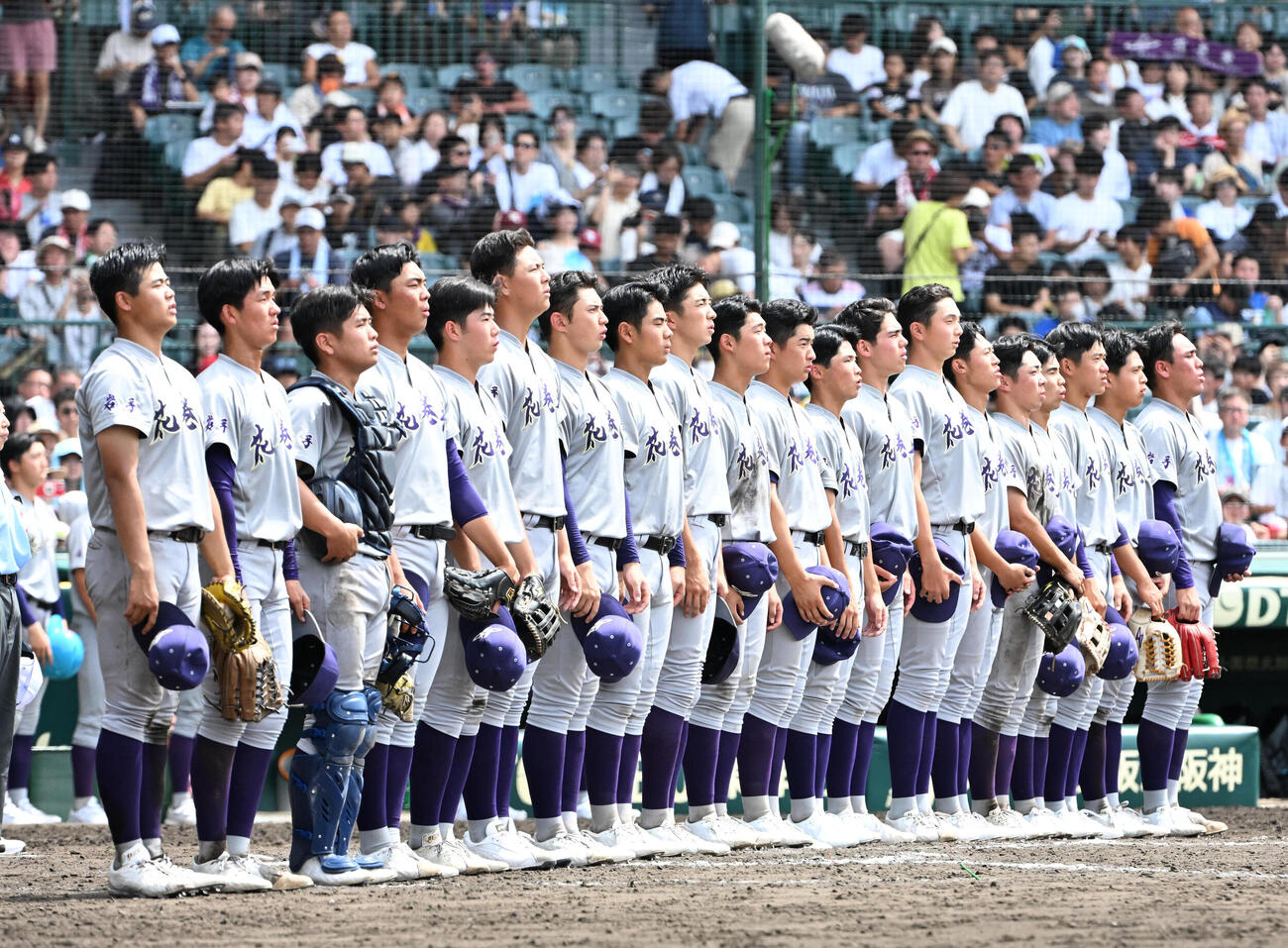 新田対花巻東　新田に勝利し校歌を歌う花巻東ナイン（撮影・石井愛子）