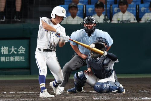 霞ケ浦-中京 五回表霞ケ浦2死一、三塁、村上は左翼線に適時二塁打を放つ