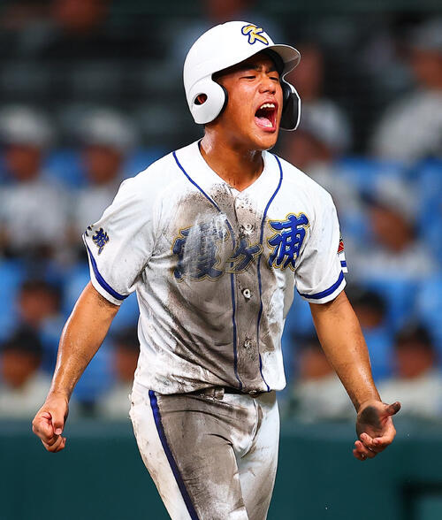 霞ケ浦対中京 6回表霞ケ浦2死一、二塁、相田歩希の適時安打で生還し喜ぶ渡辺航太(撮影・野上伸悟)