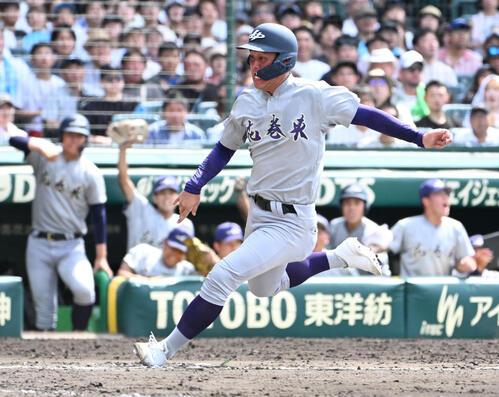 新田対花巻東 8回表花巻東1死三塁、打者萬谷堅心の時。右飛からの送球間に生還する赤間史弥(撮影・石井愛子)