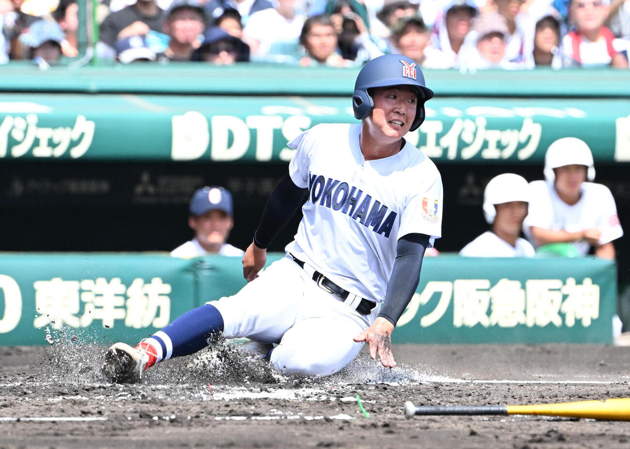 横浜対沖縄尚学　2回表横浜2死二塁、脇山魁音の適時打で生還する田島陽翔（撮影・石井愛子）