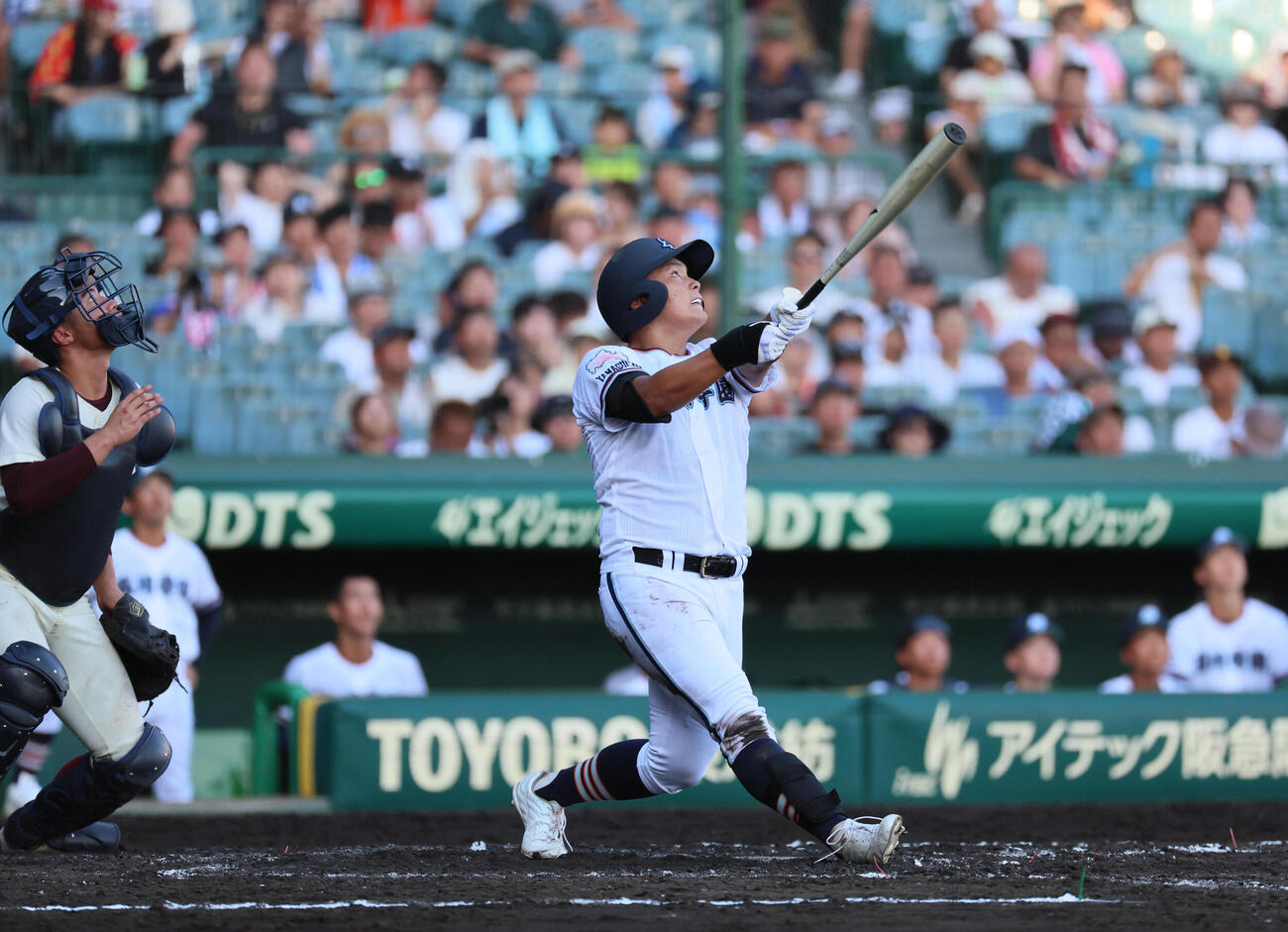 高川学園対高岡商　5回表高川学園1死一、三塁、吉田唯人は適時打を放ち3点目を奪う（撮影・宮崎幸一）