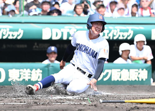 横浜対沖縄尚学 2回表横浜2死二塁、脇山魁音の適時打で生還する田島陽翔(撮影・石井愛子)