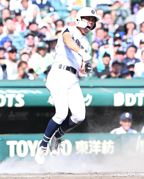 横浜対沖縄尚学 6回裏沖縄尚学2死二塁、山川大雅の適時打で生還する久場心颯(撮影・石井愛子)