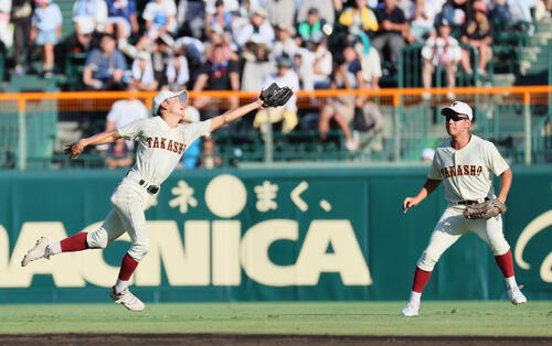 高川学園対高岡商 5回表高川学園1死一、三塁、折平然司(左)は吉田唯人の打球に飛びつくが届かず適時打となり、3点目を失う(撮影・宮崎幸一)