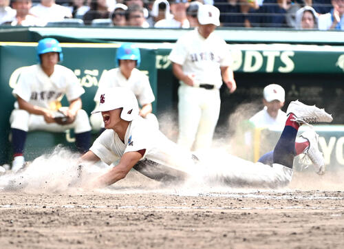 明徳義塾対日南学園 7回裏日南学園1死三塁、鬼塚海月の犠飛で生還する川崎祐翔(撮影・石井愛子)