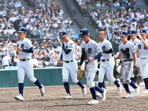 明徳義塾対日南学園 日南学園に負け肩を落とす明徳義塾ナイン(撮影・石井愛子)