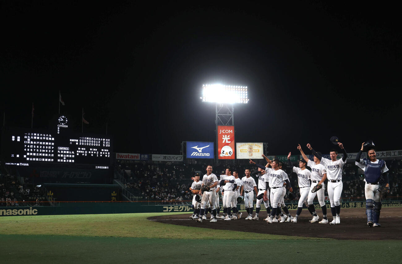 松商学園対三重　あいさつを終えアルプス応援席にガッツポーズする三重ナイン（撮影・白石智彦）