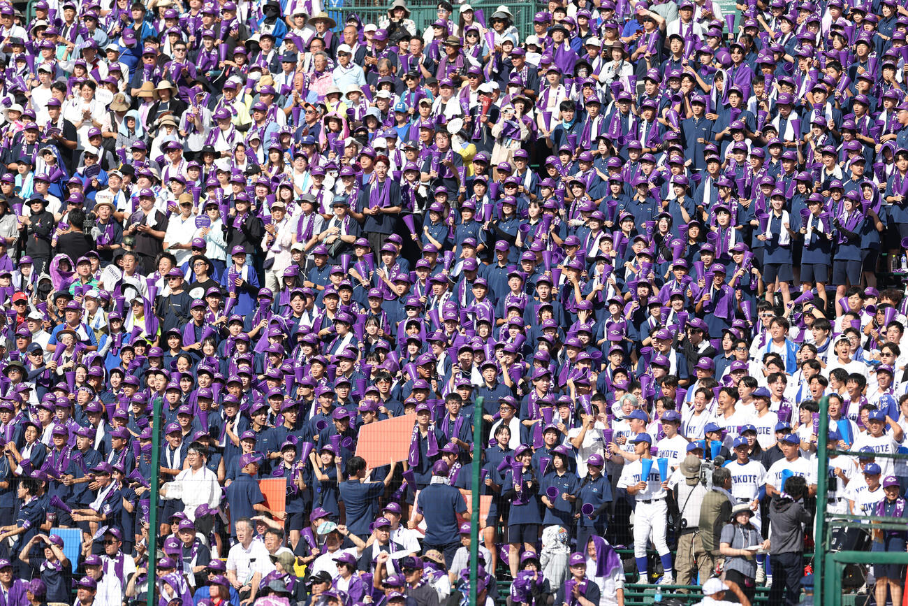 敦賀気比対横手　2回裏、応援する横手の大応援団（撮影・河田真司）