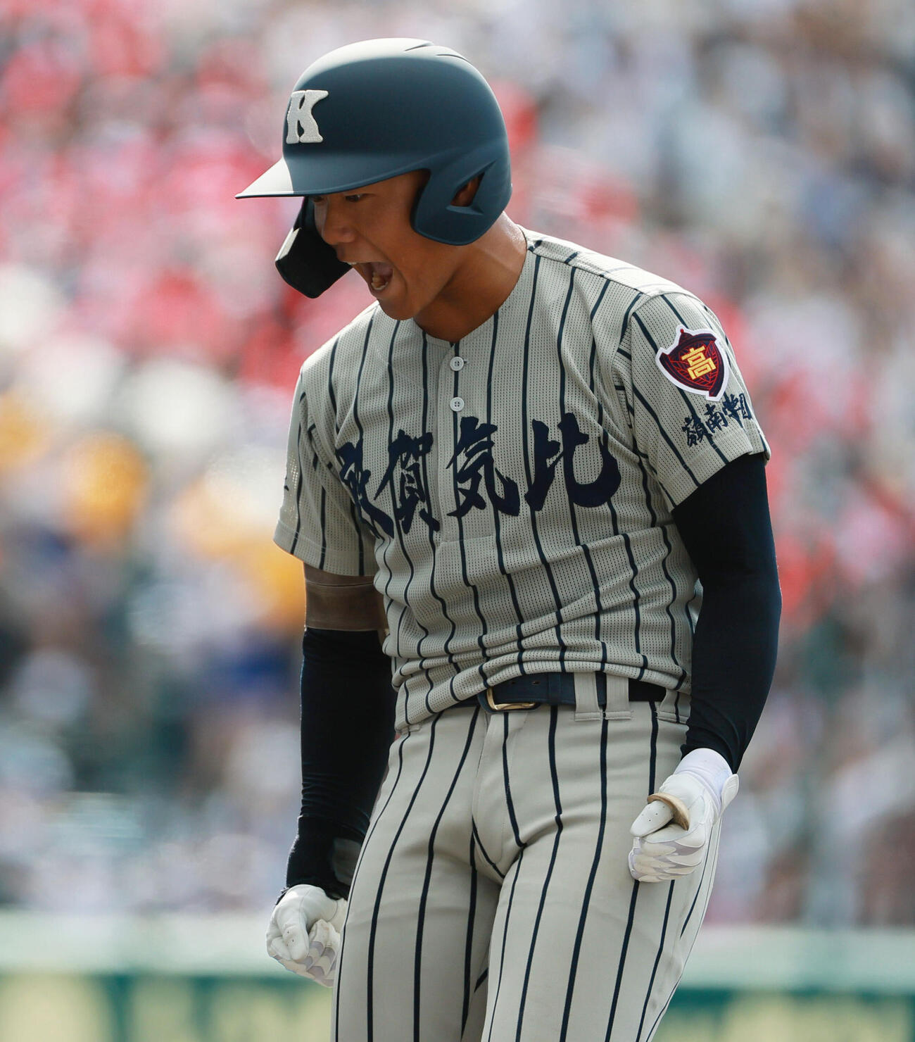 敦賀気比対横手　3回表敦賀気比1死二、三塁、辻琉成は左前適時打を放ち喜ぶ（撮影・上山淳一）