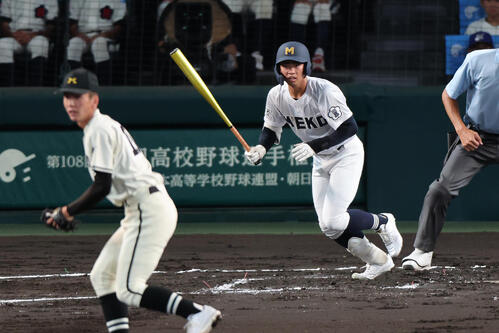 松商学園－三重　一回裏三重1死一、二塁、福田は中前に先制の適時打を放つ。投手竹内