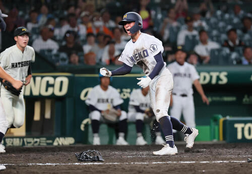 松商学園対三重　5回裏三重無死二塁、水野央清は前野元佑の適時二塁打で生還しガッツポーズ（撮影・宮崎幸一）