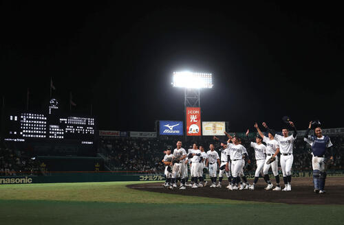 松商学園対三重　あいさつを終えアルプス応援席にガッツポーズする三重ナイン（撮影・白石智彦）