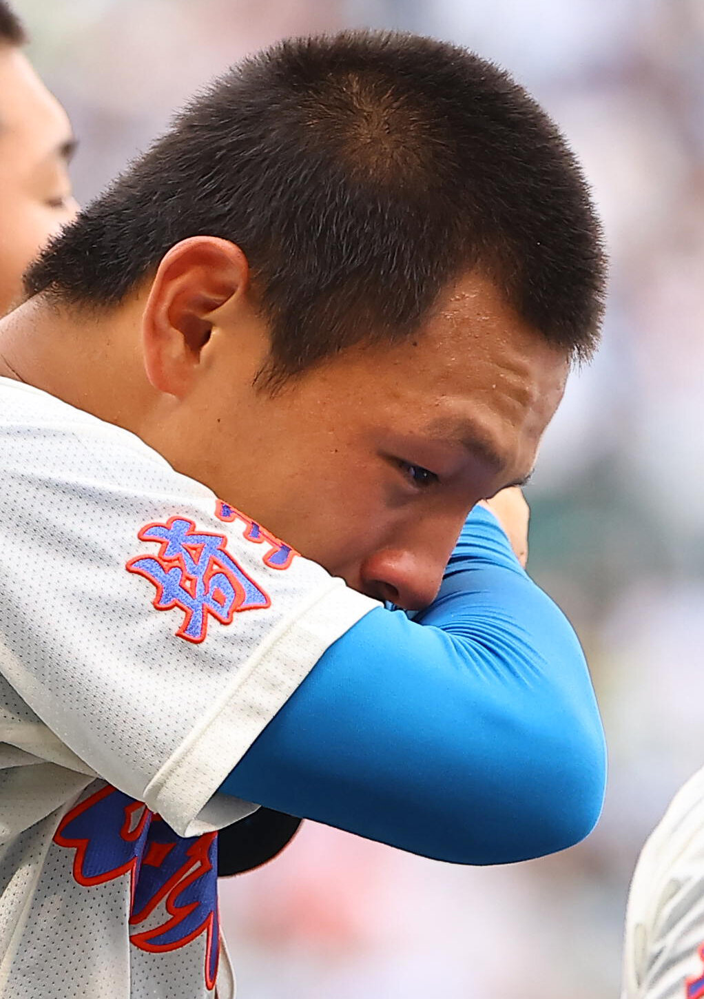 花咲徳栄対仙台育英　仙台育英に接戦で敗れた花咲徳栄エース黒川凌大は涙を流す（撮影・上田博志）