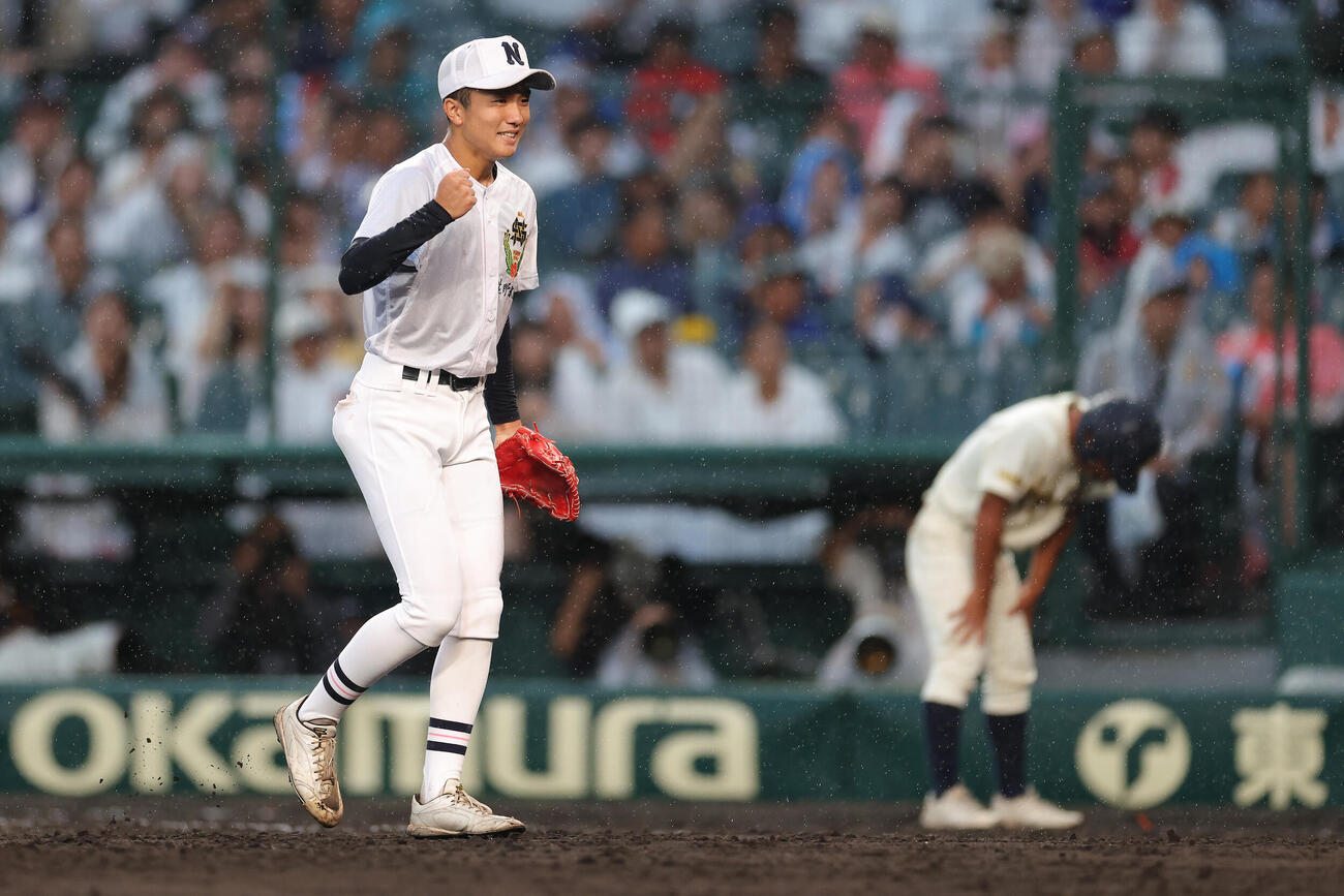 佐野日大対神村学園　9回裏神村学園2死一、二塁、川崎怜央を一邪飛に抑え神村学園に勝利しガッツポーズする佐野日大・鈴木有（撮影・河田真司）