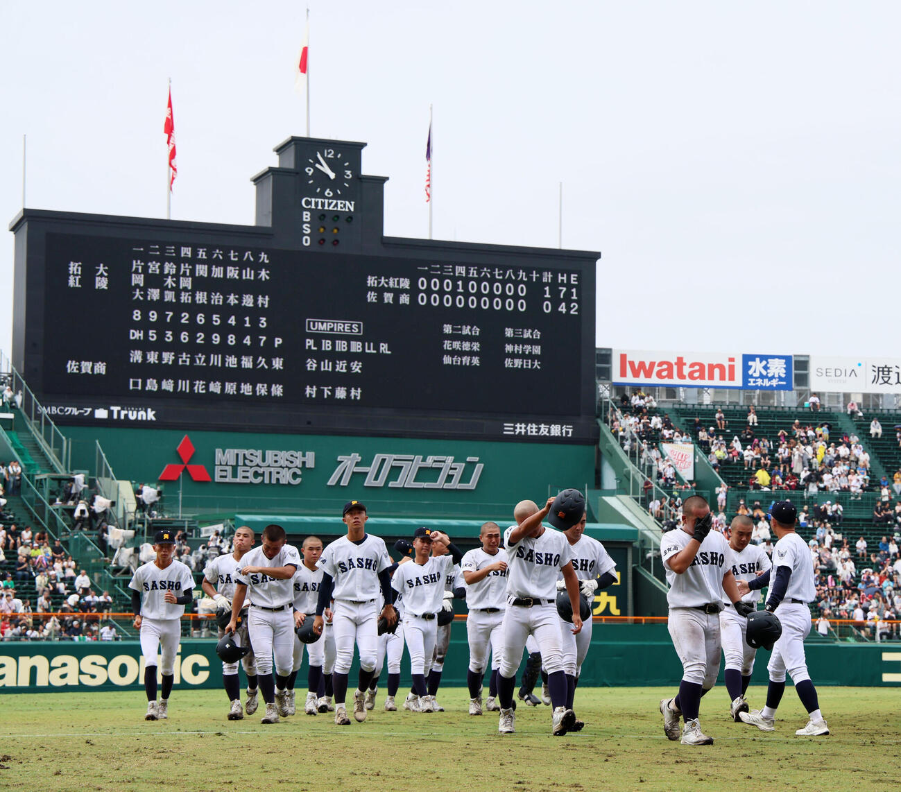 拓大紅陵対佐賀商　拓大紅陵に敗れ応援団へあいさつを行った佐賀商ナインは涙を流しベンチへ引き揚げる（撮影・加藤哉）