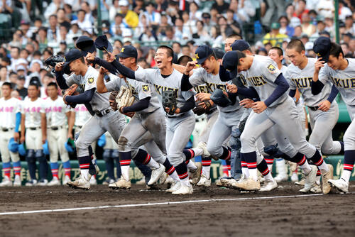 花咲徳栄対仙台育英 花咲徳栄に勝利し、笑顔でアルプス席に向かう仙台育英ナイン(撮影・河田真司)