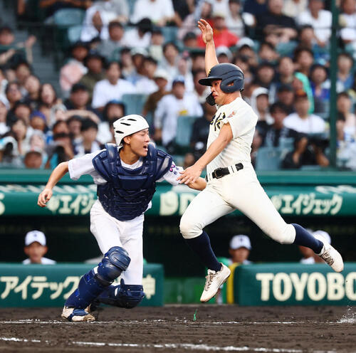 佐野日大対神村学園 3回裏神村学園1死二塁、梶山侑孜の左前打で本塁突入の二走今井滉士郎はタッチアウトになる。捕手須田凌央(撮影・加藤哉)