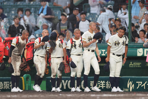 佐野日大対神村学園 佐野日大に敗れ肩を落としながら引き揚げる神村学園の選手たち(撮影・河田真司)