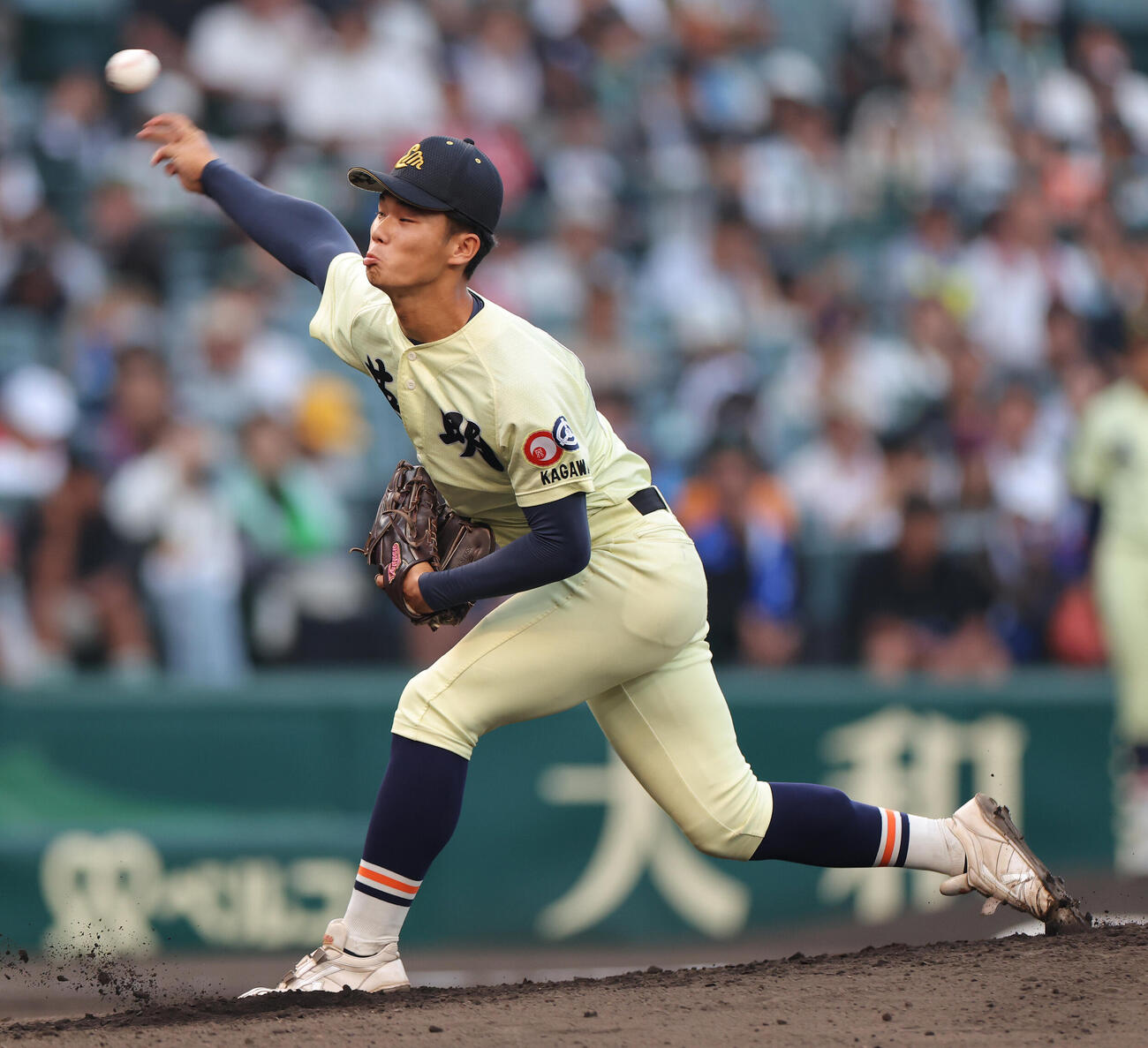 英明対大分商　先発登板で力投する英明・松本倫史朗（撮影・河田真司）