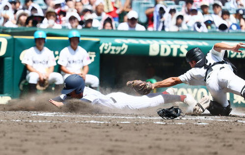 長崎日大対有明 3回裏有明1死三塁、三走永田晴輝は実田聡志の三塁野選で本塁生還。捕手太田涼介(撮影・加藤哉)