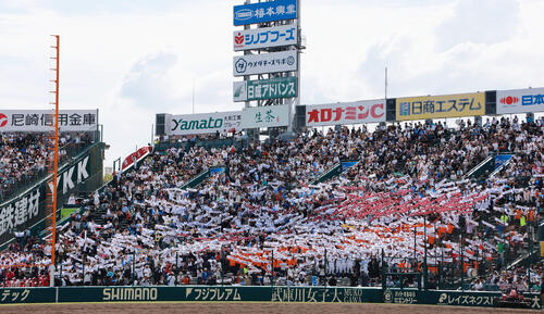 長崎日大対有明 長崎日大に勝利し、選手と一緒にタオルを掲げ校歌斉唱する有明応援団(撮影・上山淳一)