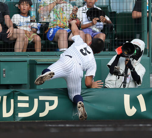青森山田対東日本国際大昌平 1回表青森山田無死、川久保昂直の三邪飛を好捕する渡辺頼都(撮影・河田真司)