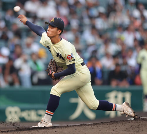 英明対大分商 先発登板で力投する英明・松本倫史朗(撮影・河田真司)