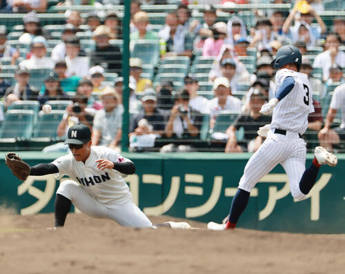 長崎日大対有明 2回裏有明2死二、三塁、新谷遼(右)の三ゴロを三塁手悪送球で取れない一塁手小池郁。2失点する(撮影・上山淳一)
