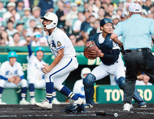 鳴門渦潮対霞ケ浦　2回裏霞ケ浦2死二塁、野口空真の中前適時打で生還する二走渡辺航太（左）。捕手西岡大誠（撮影・上山淳一）