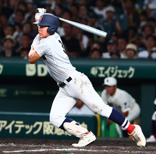 横浜対日南学園　3回表横浜1死二塁、小野舜友は先制中前適時打を放つ（撮影・加藤哉）