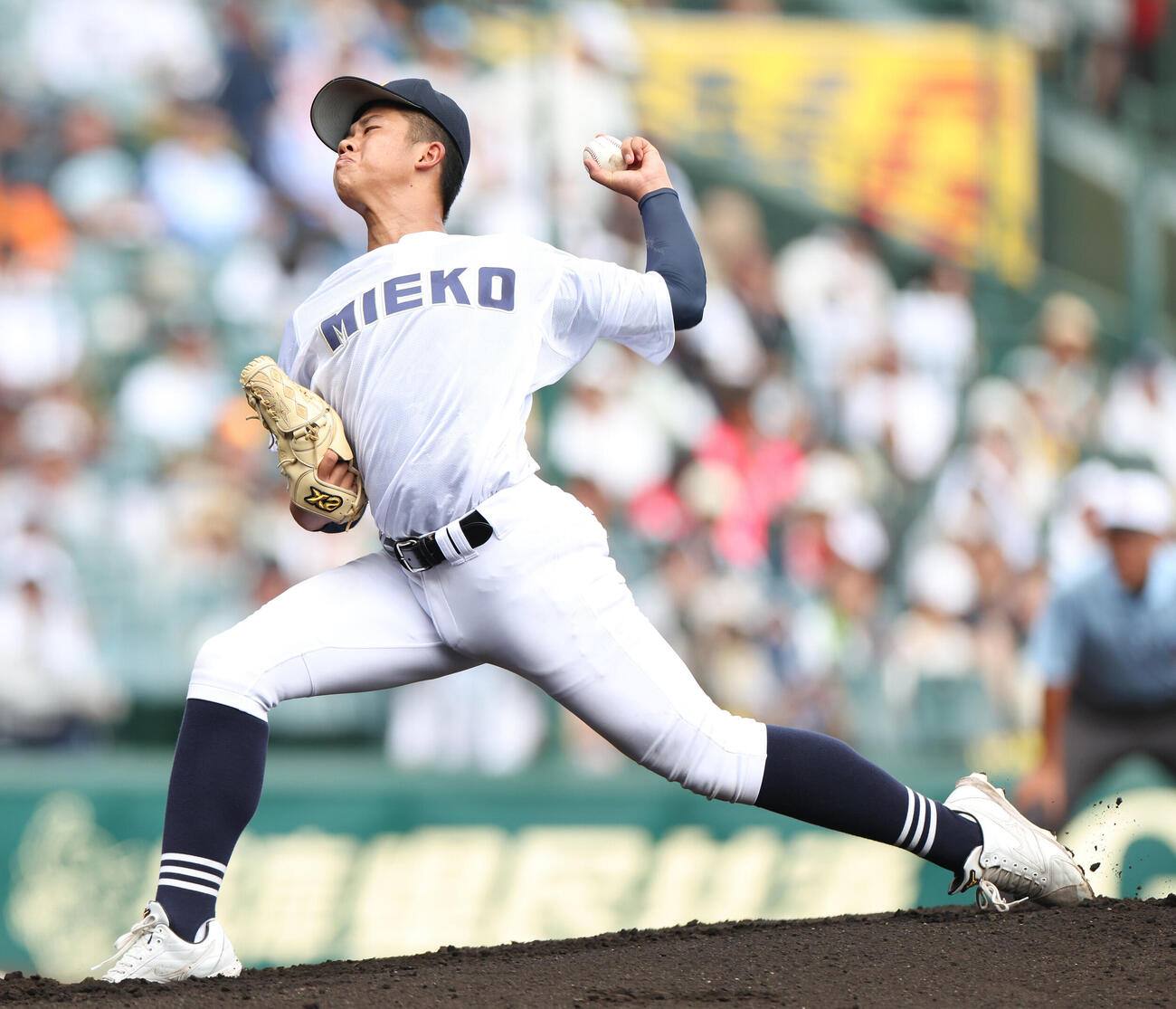 履正社対三重　先発登板で力投する三重・上田晴優（撮影・河田真司）