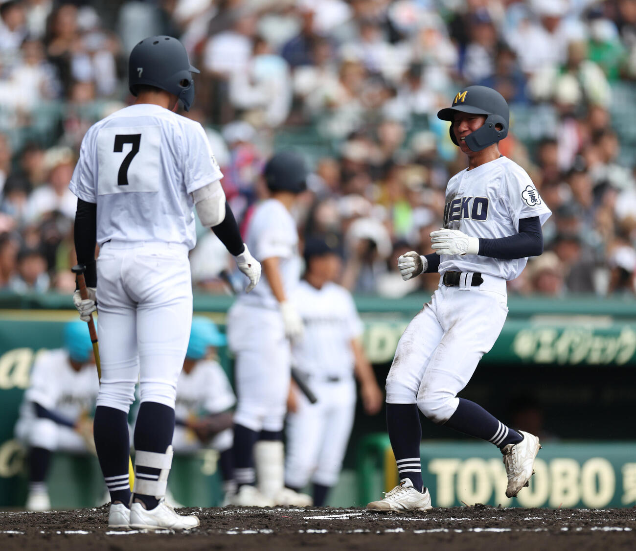 履正社対三重　1回裏三重無死満塁、三木大亮のけん制悪送球で生還する水野央清（撮影・河田真司）