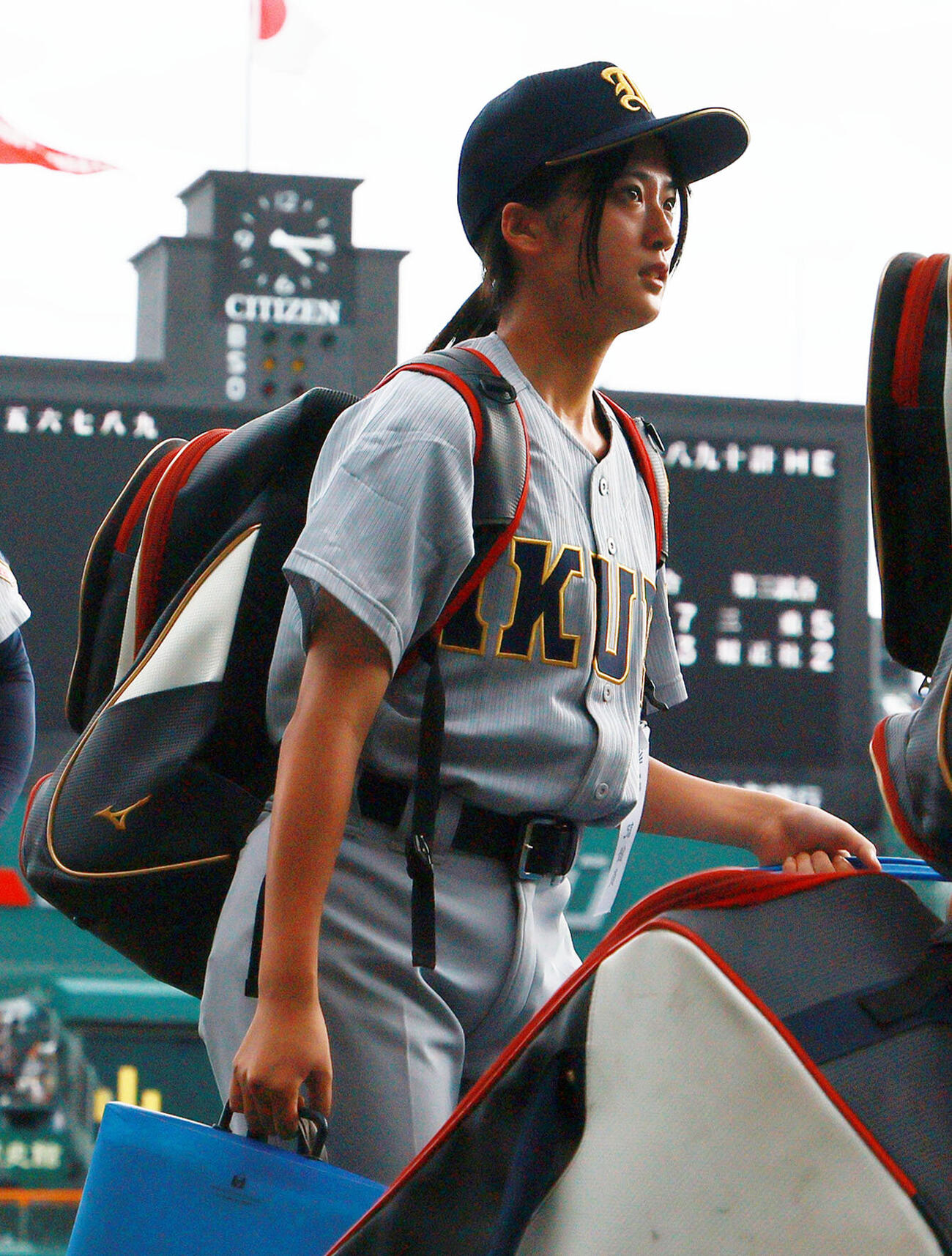 仙台育英対拓大紅陵　3試合目が終わり試合に向けグラウンド入りする仙台育英の星よつは記録員（撮影・上山淳一）