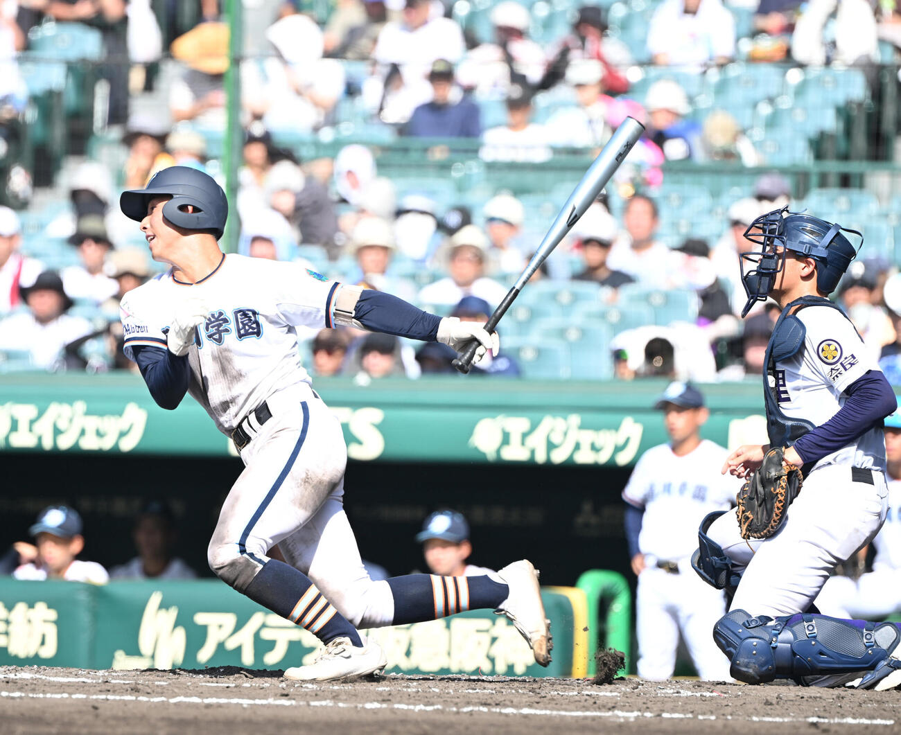 天理対高川学園　　4回裏高川学園2死一塁、左中間に適時二塁打を放つ河内山潤（撮影・和賀正仁）