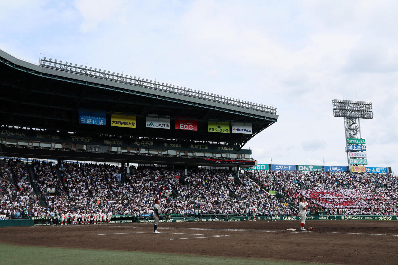智弁和歌山対敦賀気比　終戦記念日の正午に合わせて黙とうする両校ナイン（撮影・加藤哉）