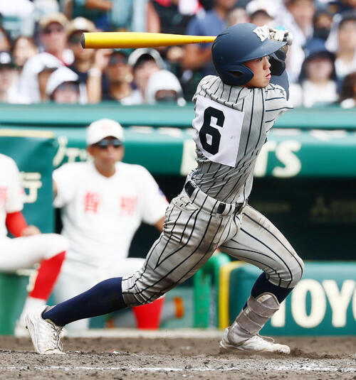智弁和歌山対敦賀気比　5回裏敦賀気比2死二塁、鵜飼新馬は中前適時打を放つ（撮影・加藤哉）