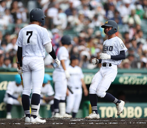 履正社対三重　1回裏三重無死満塁、三木大亮のけん制悪送球で生還する水野央清（撮影・河田真司）