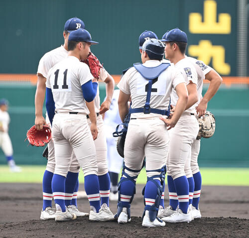 履正社対三重　1回裏三重無死満塁、悪送球で失点しマウンドに集まる履正社の内野陣（撮影・和賀正仁）