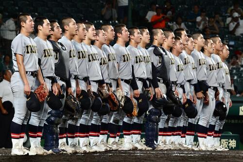 仙台育英対拓大紅陵　拓大紅陵に勝利し、校歌を歌う仙台育英の選手たち（撮影・河田真司）
