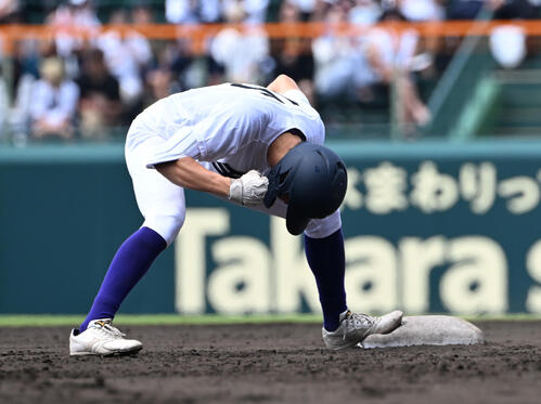 天理対高川学園　8回表天理1死満塁、一塁線を破る適時二塁打を放った山中喜晴はガッツポーズ（撮影・和賀正仁）