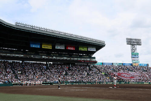 智弁和歌山対敦賀気比　終戦記念日の正午に合わせて黙とうする両校ナイン（撮影・加藤哉）
