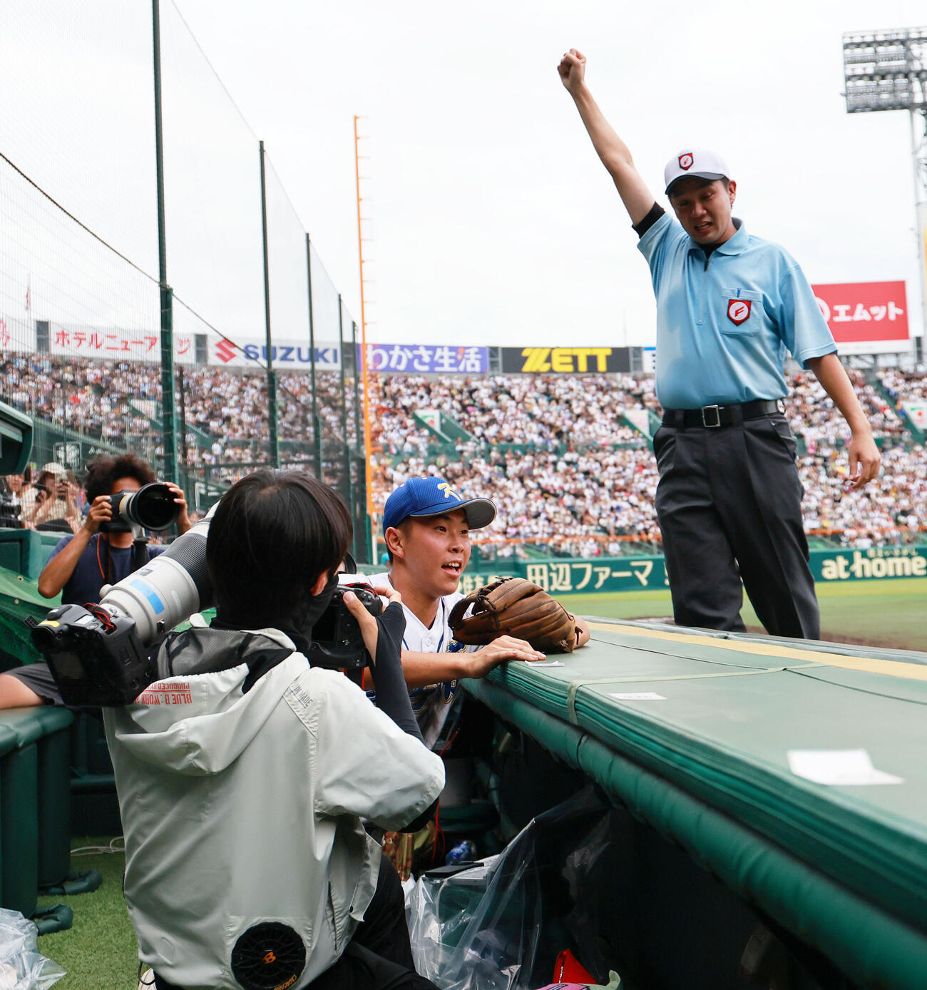 横浜対霞ケ浦　4回表横浜1死二塁、三塁手村上聖は田島陽翔の邪飛をカメラ席で好捕する（撮影・上山淳一）