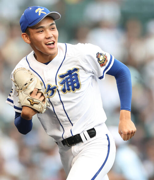 横浜対霞ケ浦　1回表を抑えベンチに戻る霞ケ浦・小林将大（撮影・河田真司）