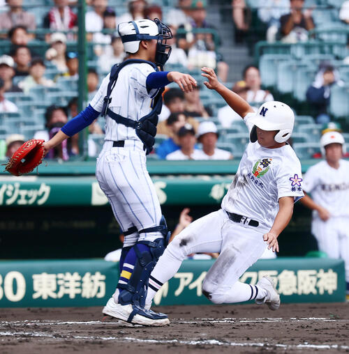 佐野日大対健大高崎2回表佐野日大1死一、三塁、荒川結衿の右犠飛で生還する三走小和田和輝(撮影・加藤哉)