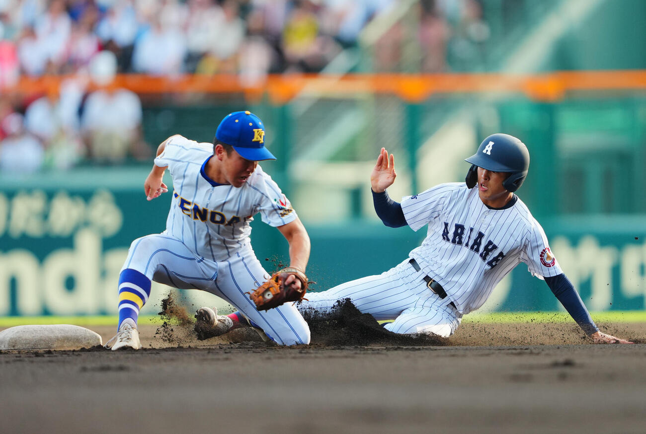 有明対健大高崎　1回表有明1死一塁、二盗を決める永田晴輝（撮影・垰建太）