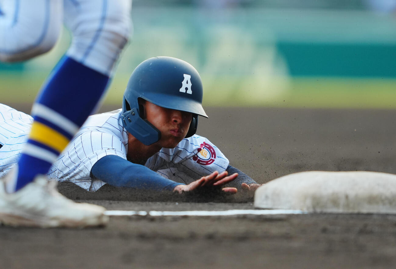 有明対健大高崎　1回表有明2死二塁、三盗を決める永田晴輝（撮影・垰建太）