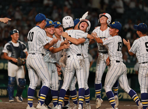 有明対健大高崎 タイブレーク10回裏健大高崎1死二、三塁、石田雄星の二塁適時内野安打で勝利し歓喜する健大高崎ナイン(撮影・上山淳一)